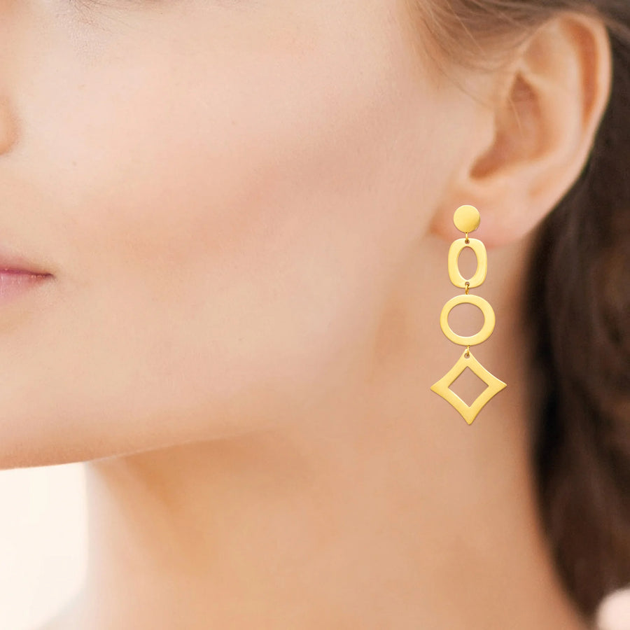 Boucles d’oreilles pendantes anneaux ovales et losange en acier PVD doré, portées à l’oreille