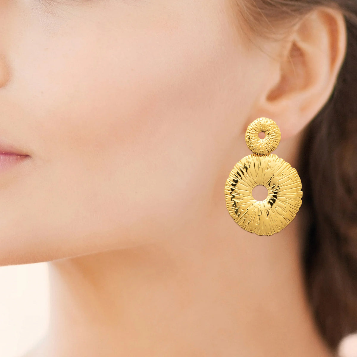 Boucles d’oreilles pendantes anneaux texturés en cascade en acier PVD doré