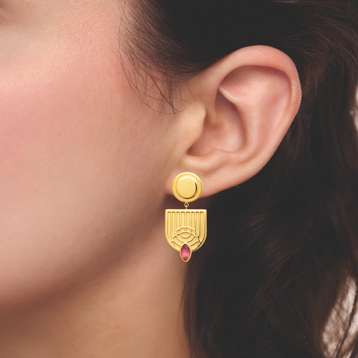 Boucles d’oreilles pendantes arche gravée et cristal rose en acier PVD doré