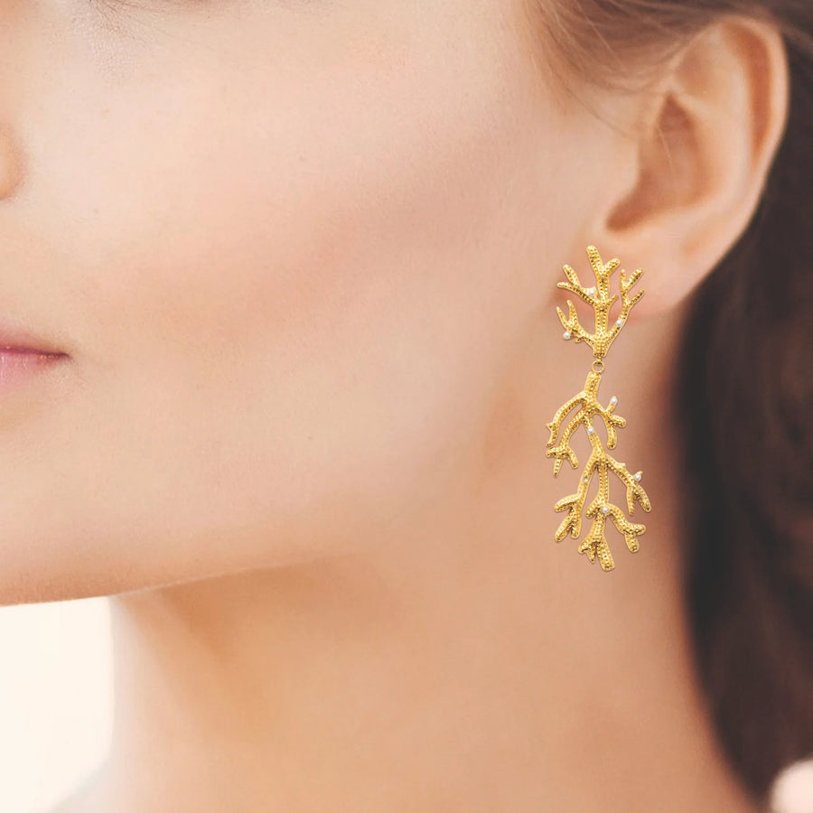 Boucles d’oreilles pendantes branches de corail et perles d’imitation en acier PVD doré, portées à l’oreille