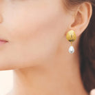 Boucles d’oreilles pendantes coquille ciselée et perle d’imitation en acier PVD doré