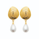 Boucles d’oreilles pendantes coquille ciselée et perle d’imitation en acier PVD doré