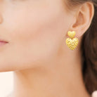 Boucles d’oreilles pendantes deux cœurs martelés en acier PVD doré