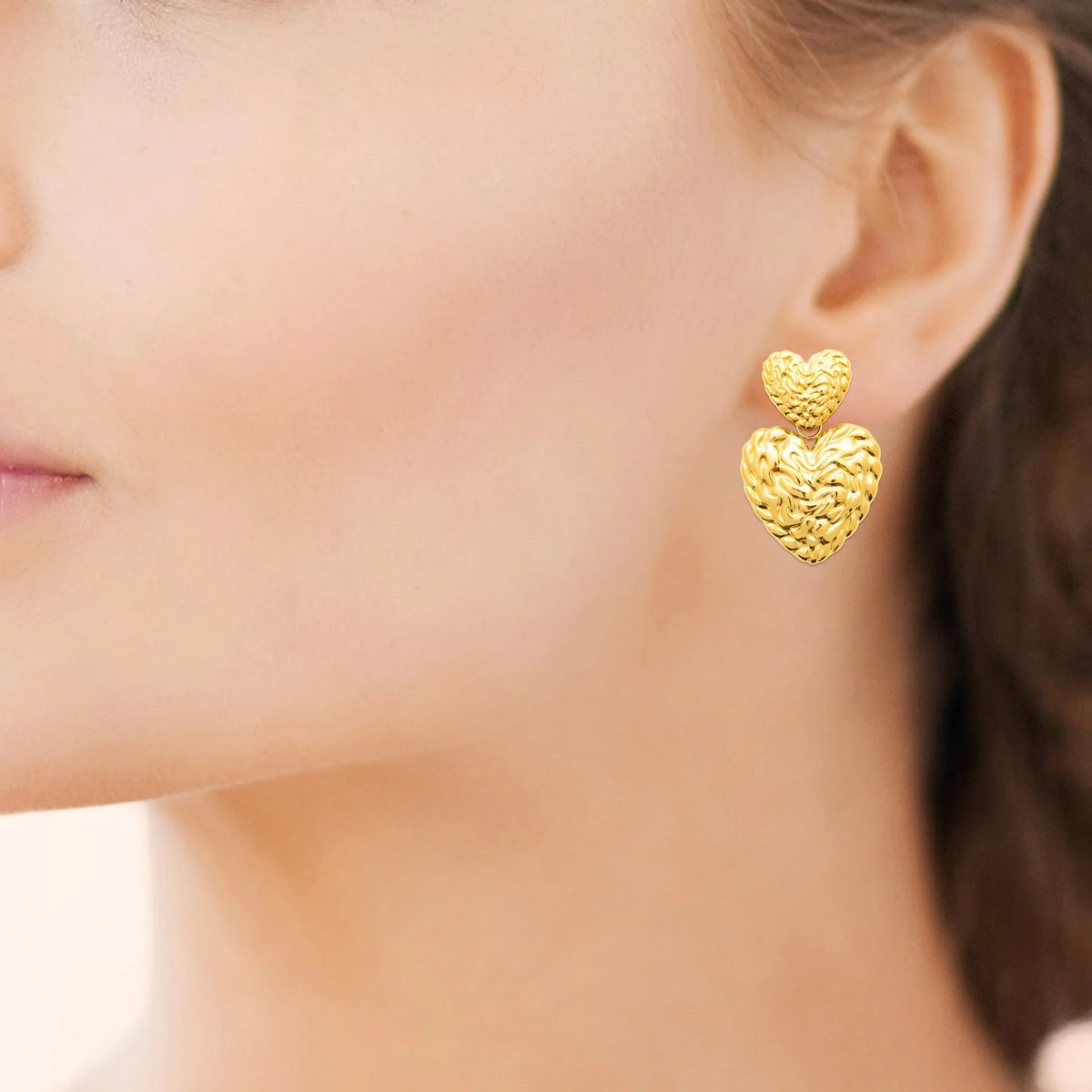 Boucles d’oreilles pendantes deux cœurs martelés en acier PVD doré