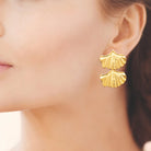 Boucles d’oreilles pendantes deux coquilles plissées en acier PVD doré