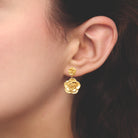 Boucles d’oreilles pendantes deux roses sculptées en acier PVD doré