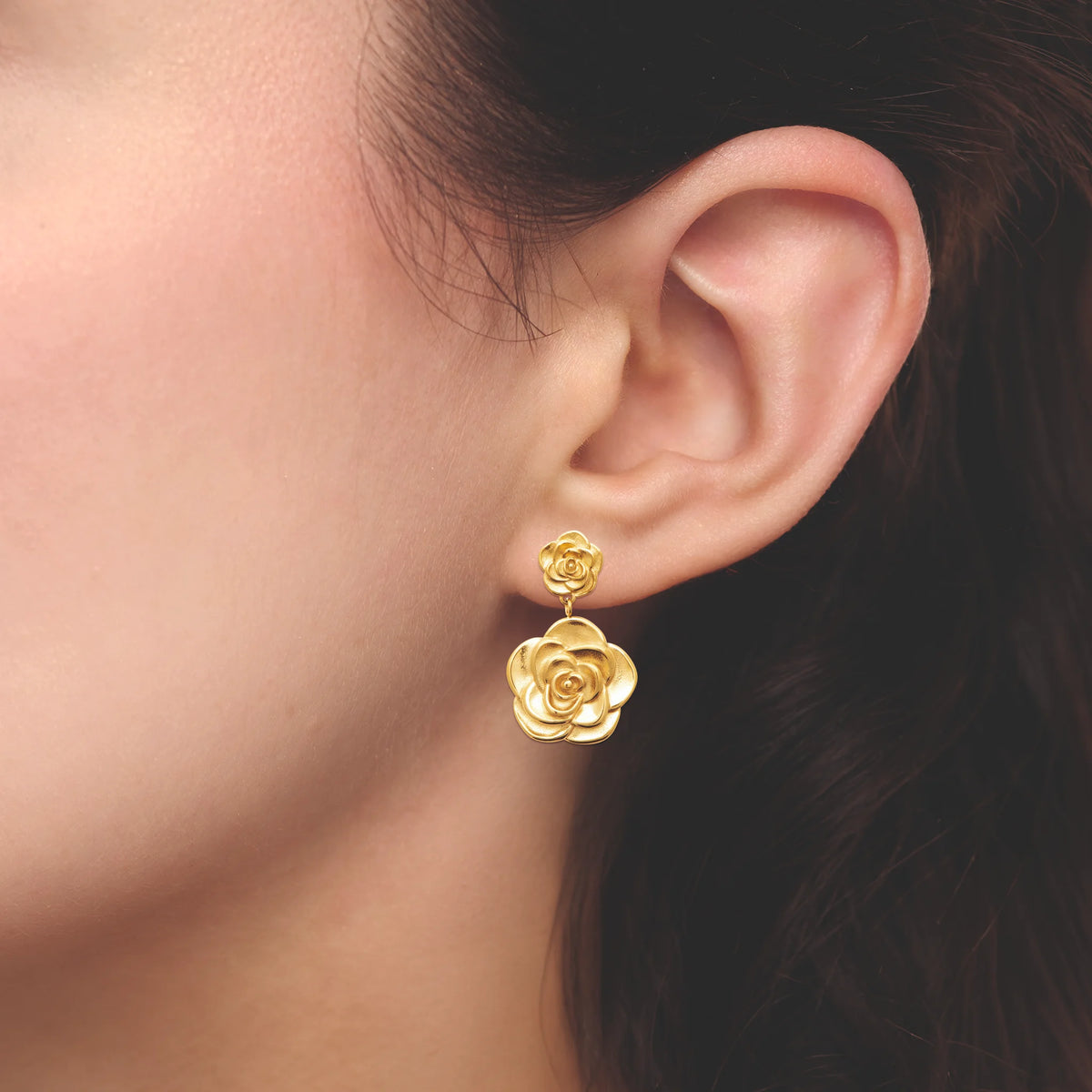 Boucles d’oreilles pendantes deux roses sculptées en acier PVD doré