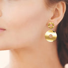 Boucles d’oreilles pendantes disque bombé ajouré en acier PVD doré