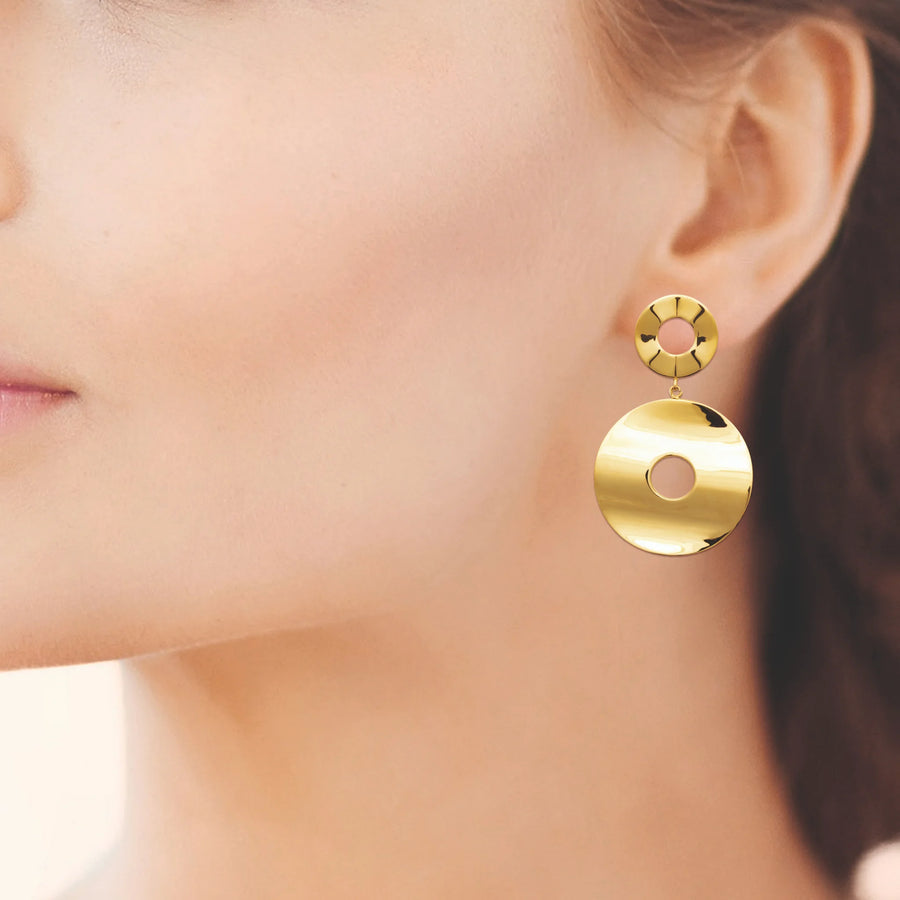 Boucles d’oreilles pendantes disque bombé ajouré en acier PVD doré, portées à l’oreille