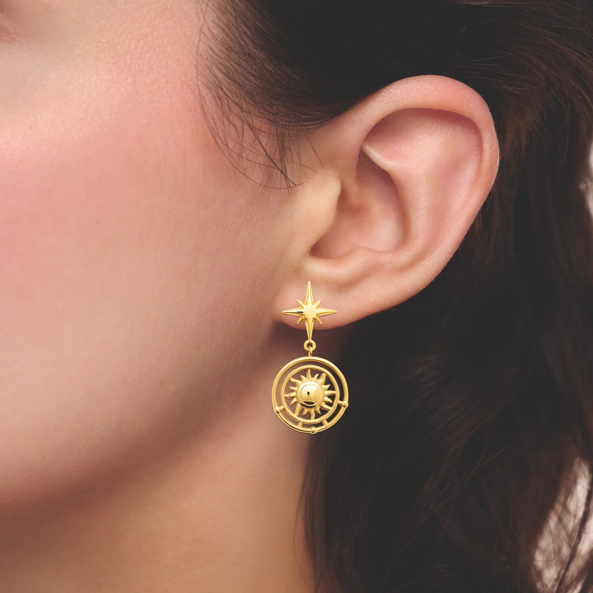 Boucles d’oreilles pendantes étoile et médaillon soleil en acier PVD doré