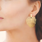 Boucles d’oreilles pendantes feuille de monstera ajourée en acier PVD doré