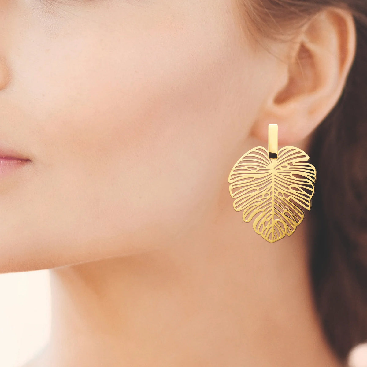 Boucles d’oreilles pendantes feuille de monstera ajourée en acier PVD doré