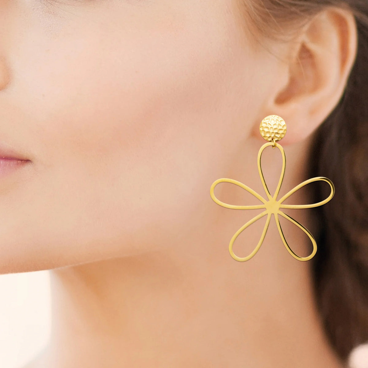 Boucles d’oreilles pendantes fleur en fil doré en acier PVD doré