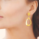 Boucles d’oreilles pendantes goutte ajourée martelée en acier PVD doré