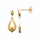 Boucles d’oreilles pendantes goutte ajourée et pierres vertes en plaqué or