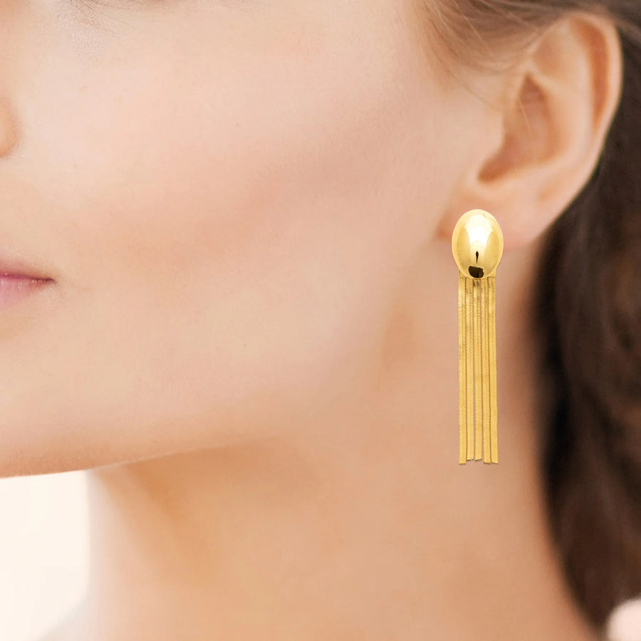 Boucles d’oreilles pendantes goutte bombée et frange de chaînettes en acier PVD doré, portées à l’oreille