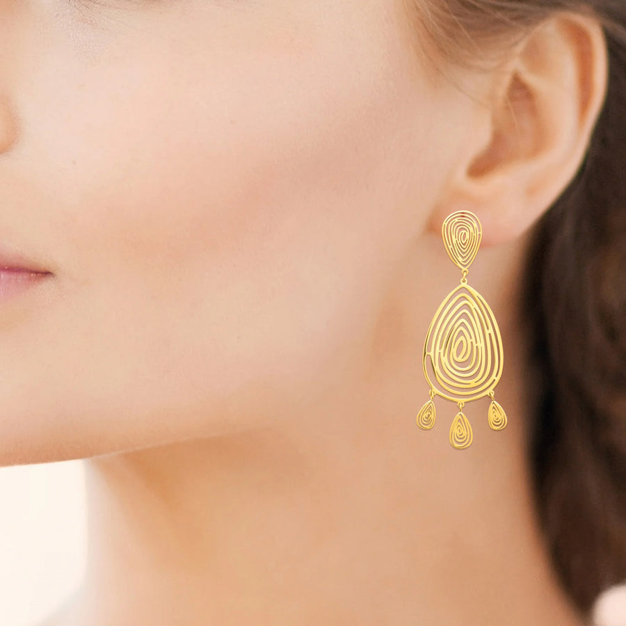 Boucles d’oreilles pendantes goutte en fils et pampilles en acier PVD doré, portées à l’oreille