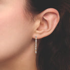 Boucles d’oreilles pendantes longue ligne de zircons alternés en plaqué or