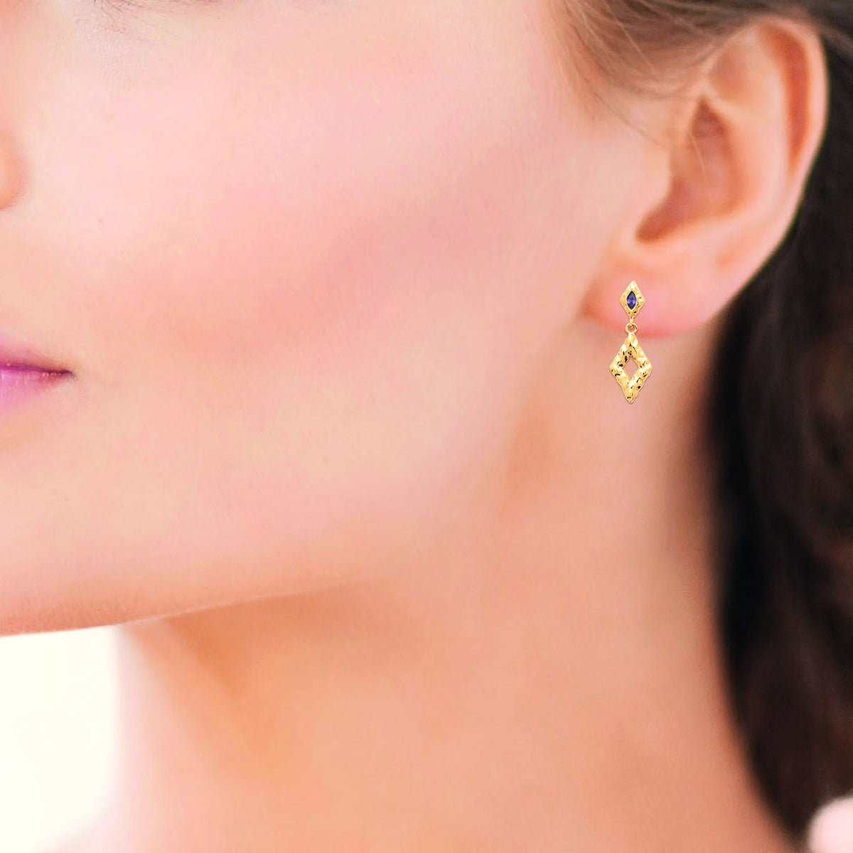 Boucles d’oreilles pendantes losanges ciselés et pierre violette en plaqué or