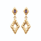 Boucles d’oreilles pendantes losanges ciselés et pierre violette en plaqué or