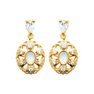 Boucles d’oreilles pendantes médaillon ajouré et pierre ovale blanche en plaqué or