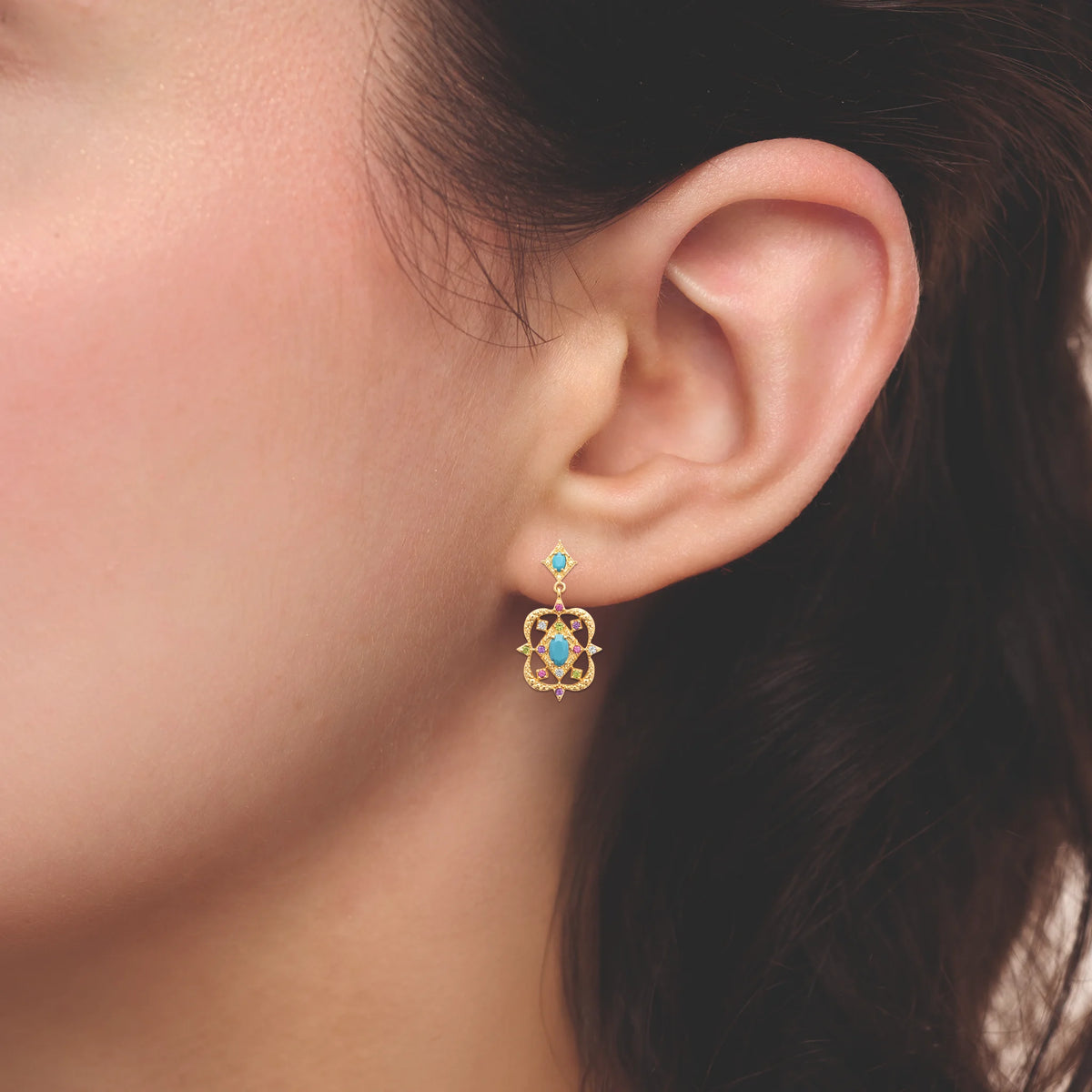 Boucles d’oreilles pendantes médaillon arabesque turquoise et rose en plaqué or