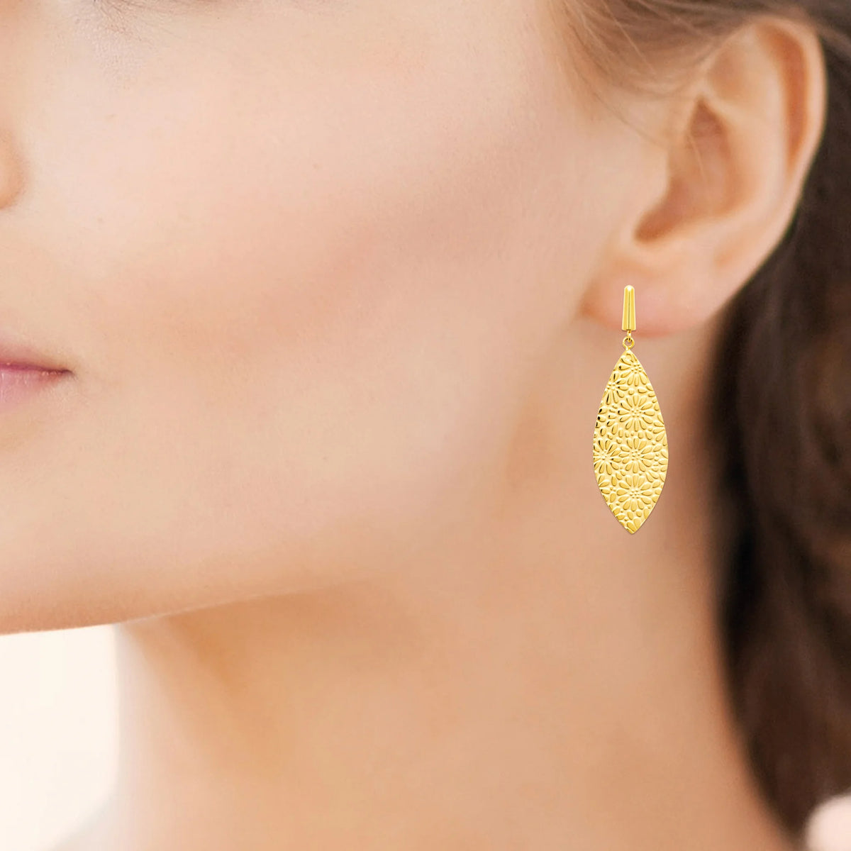 Boucles d’oreilles pendantes navette ciselée en dentelle en acier PVD doré