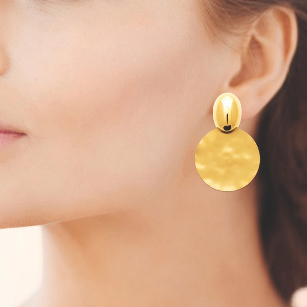 Boucles d’oreilles pendantes olive et disque martelé en acier PVD doré, autre vue