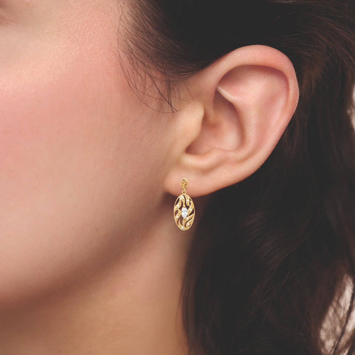 Boucles d’oreilles pendantes ovale feuillagé et zircon navette en plaqué or