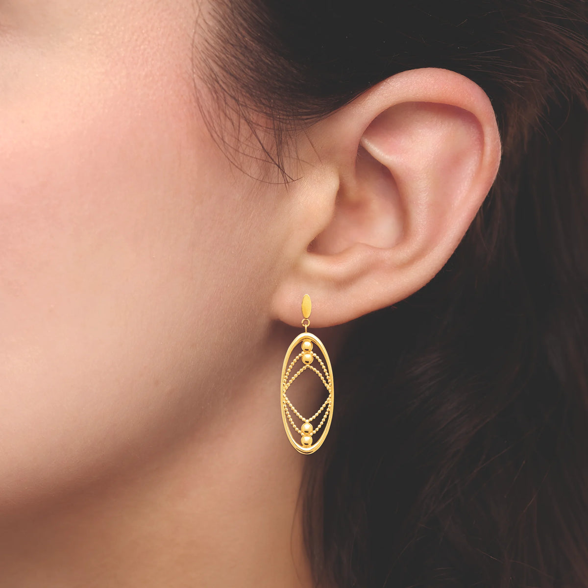 Boucles d’oreilles pendantes ovales emboîtés et billes en acier PVD doré