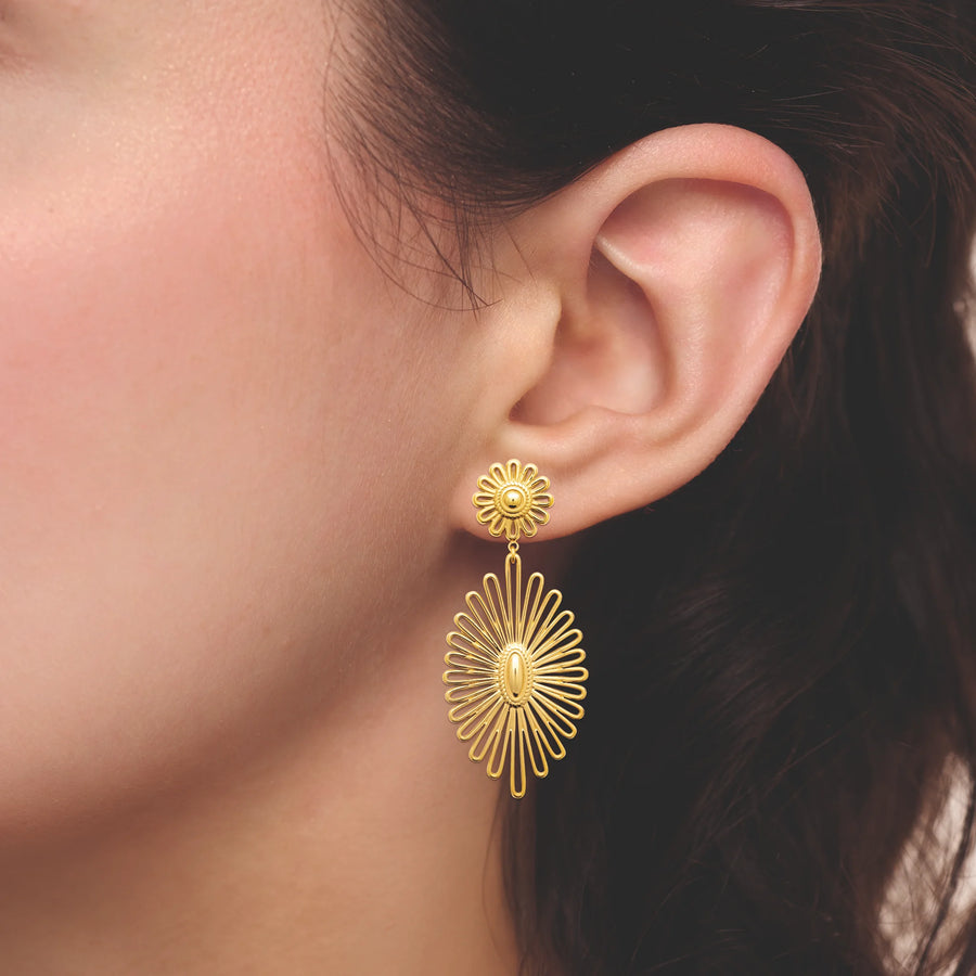Boucles d’oreilles pendantes soleil rayonnant ovale en acier PVD doré, portées à l’oreille