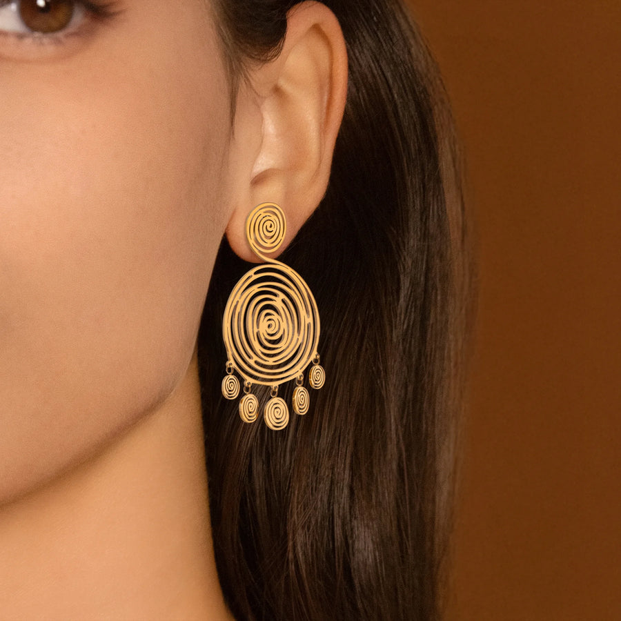 Boucles d’oreilles pendantes spirale et pampilles en acier PVD doré, portées à l’oreille