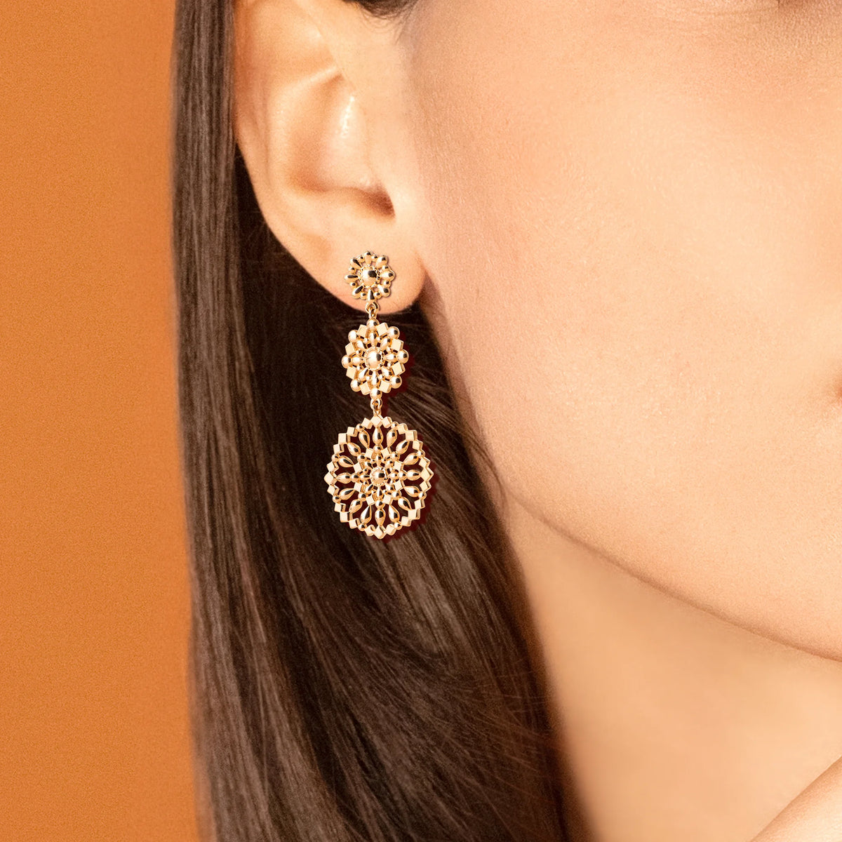 Boucles d’oreilles pendantes trois rosaces perlées en plaqué or