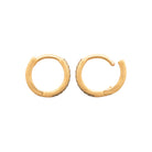 Boucles d’oreilles petites créoles huggies pavées de zircons en plaqué or