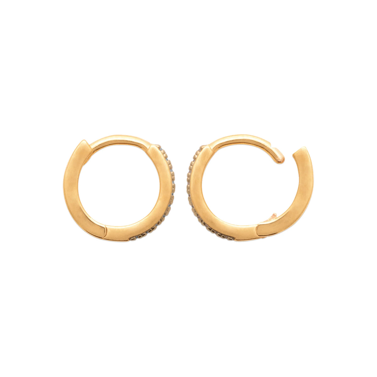 Boucles d’oreilles petites créoles huggies pavées de zircons en plaqué or