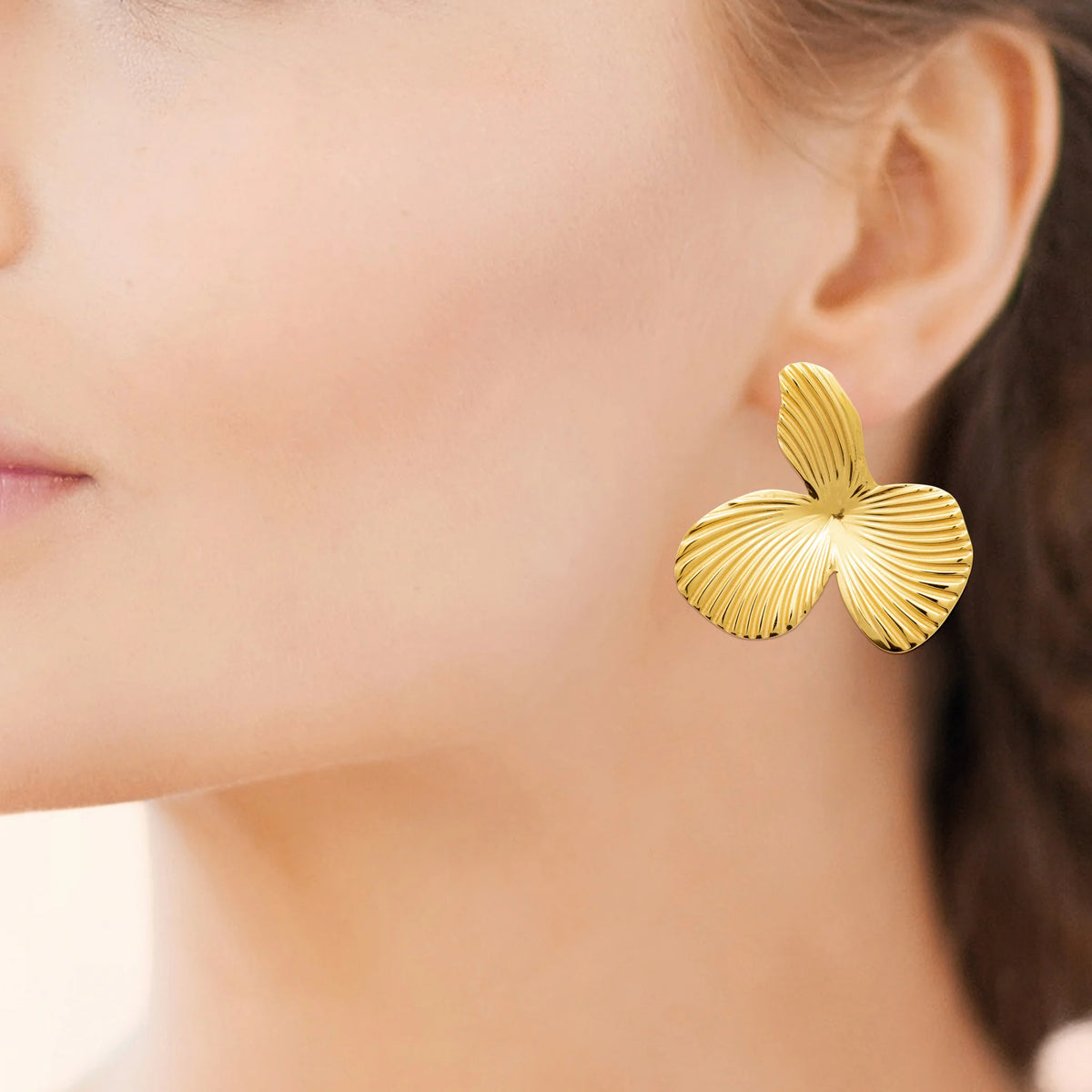 Boucles d’oreilles puces ailes de coquillage plissées en acier PVD doré