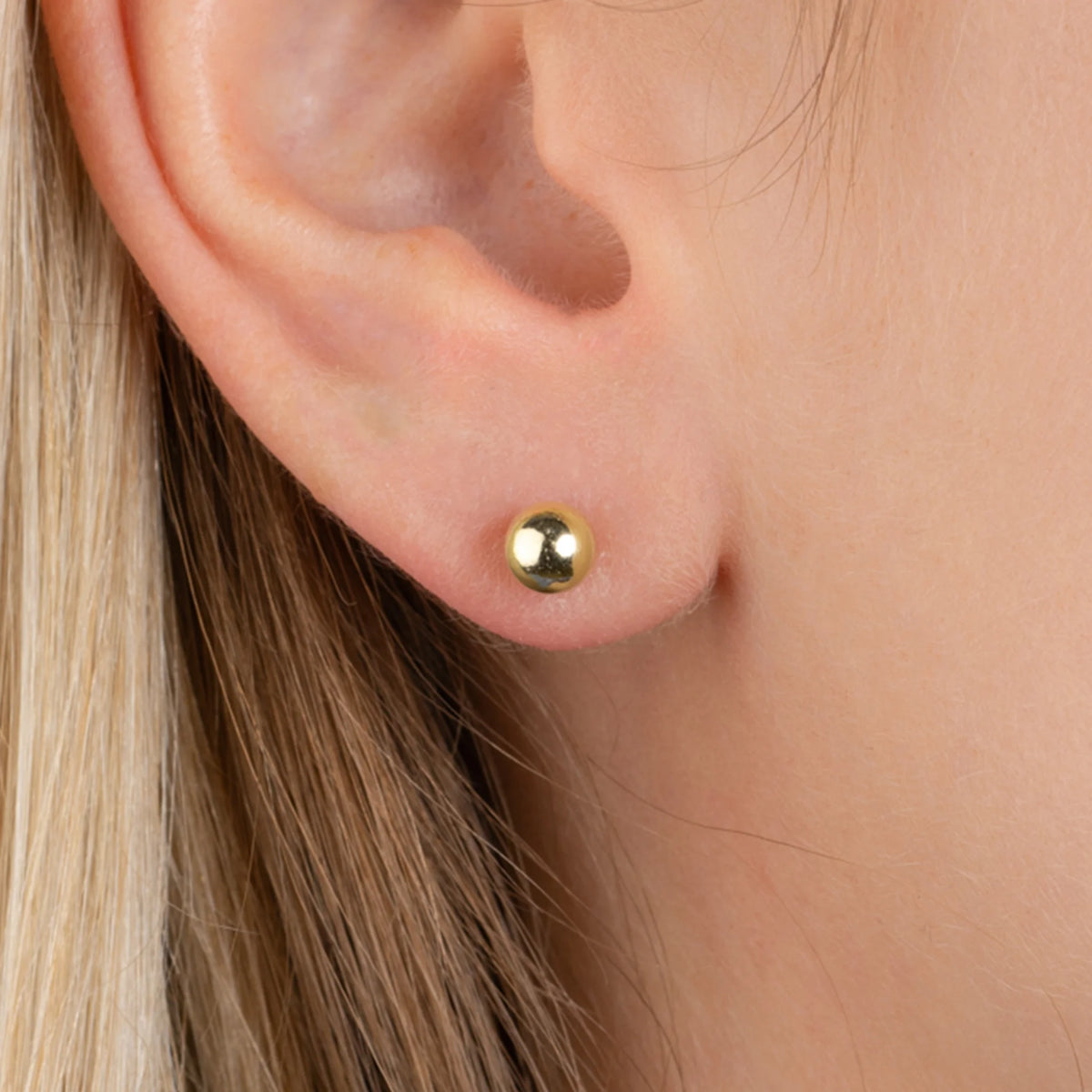 Boucles d’oreilles puces boule grande en plaqué or, vue portée