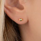 Boucles d’oreilles puces boule moyenne en plaqué or, autre vue portée