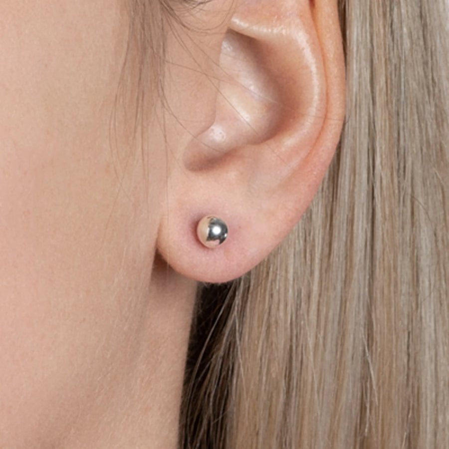 Boucles d’oreilles puces boules larges en argent 925 rhodié, portées à l’oreille