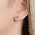 Boucles d’oreilles puces boules moyennes en argent 925 rhodié, portées