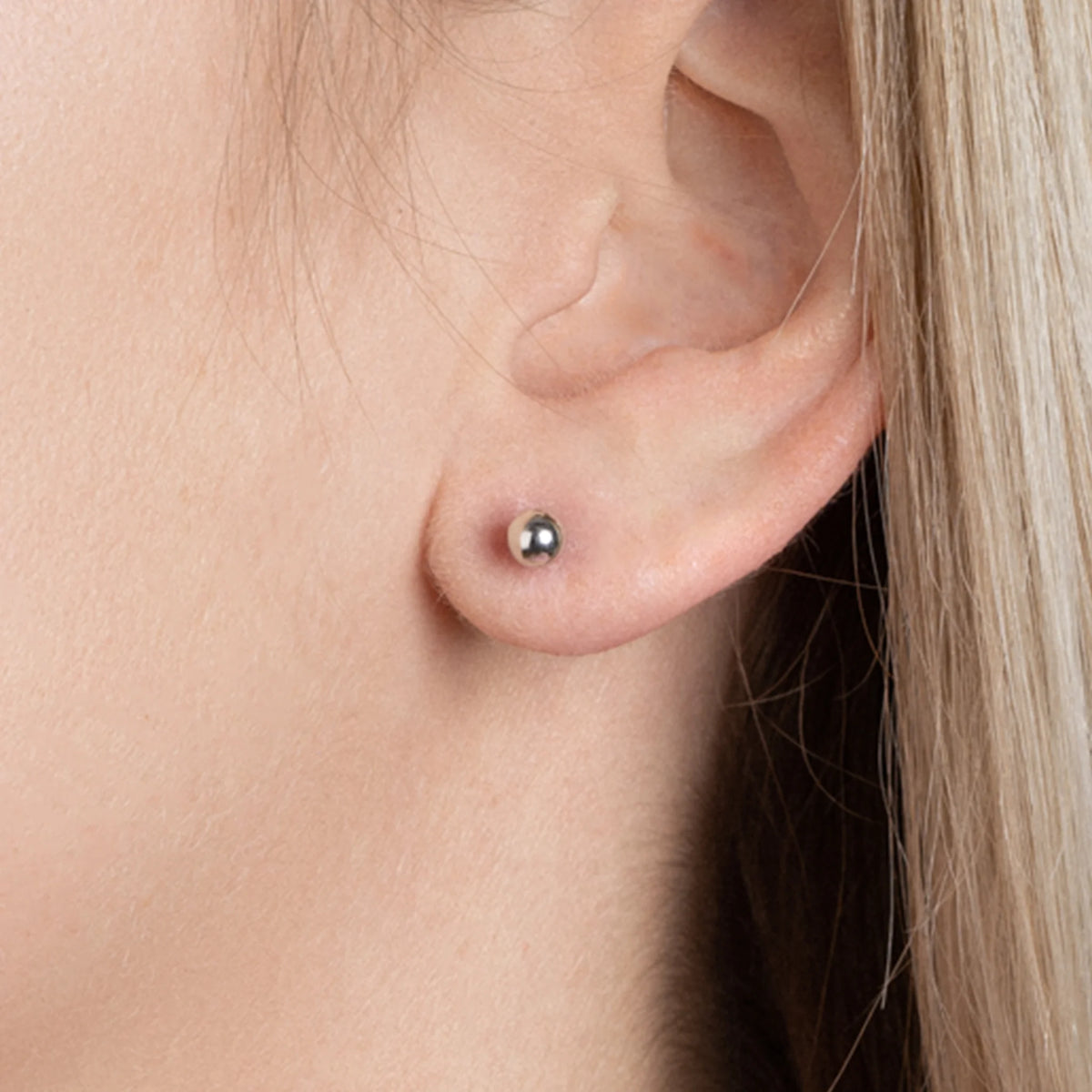 Boucles d’oreilles puces boules moyennes en argent 925 rhodié, portées