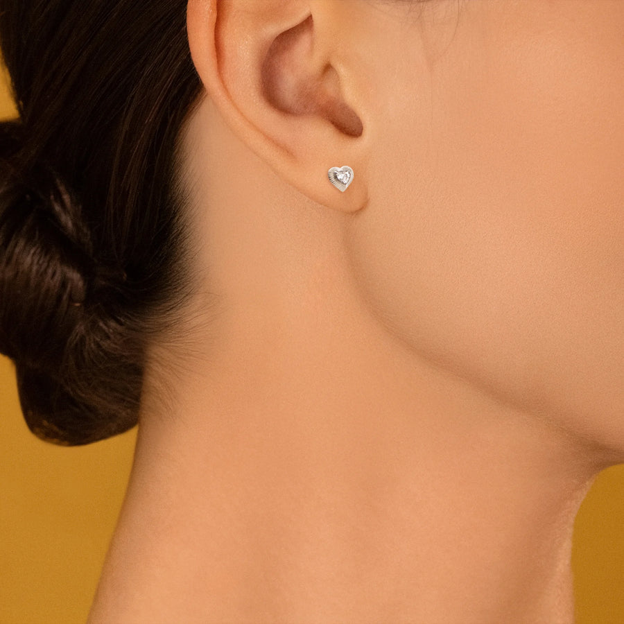 Boucles d’oreilles puces cœur bombé pavé de zircons en argent 925 rhodié, portées à l’oreille