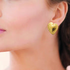 Boucles d’oreilles puces cœur bombé rainuré en acier PVD doré