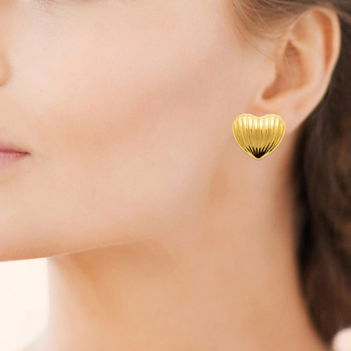 Boucles d’oreilles puces cœur bombé strié en acier PVD doré