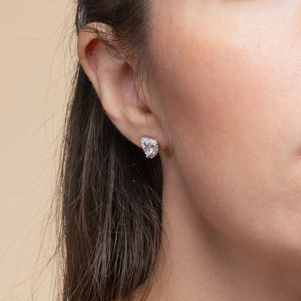 Boucles d’oreilles puces cœur et halo de zircons en argent 925, autre vue