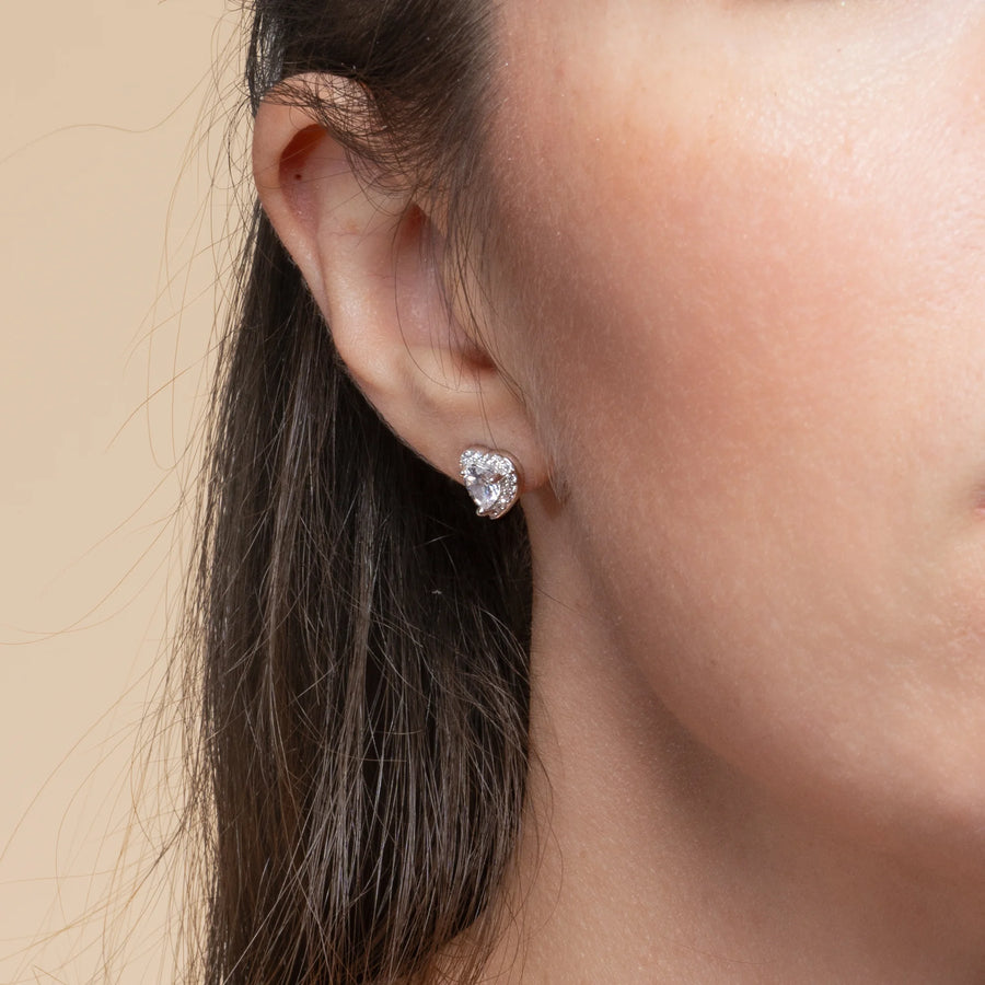 Boucles d’oreilles puces cœur et halo de zircons en argent 925, portées à l’oreille