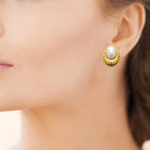 Boucles d’oreilles puces coquille godronnée et perle d’imitation en acier PVD doré