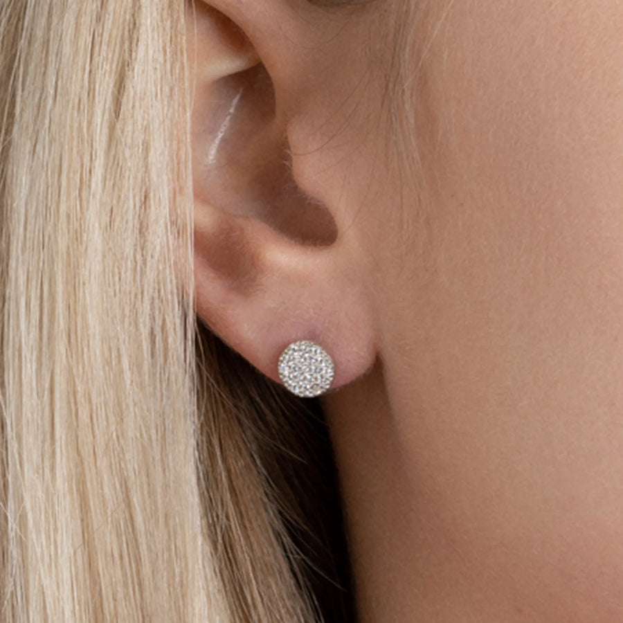 Boucles d’oreilles puces disque pavé de zircons en argent 925, portées à l’oreille