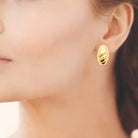 Boucles d’oreilles puces dôme torsadé en acier PVD doré
