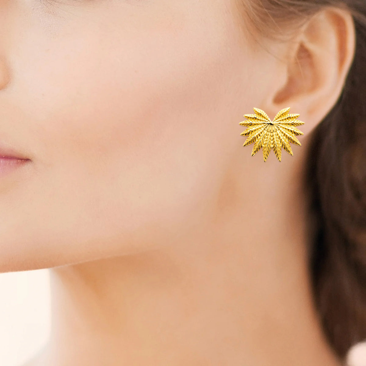 Boucles d’oreilles puces éventail de feuilles striées en acier PVD doré